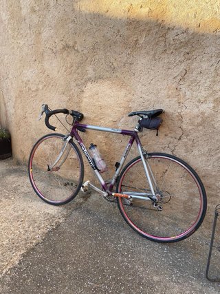 Bicicleta de carretera plateada