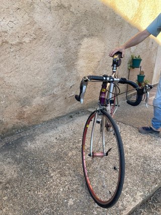 Bicicleta de carretera plateada