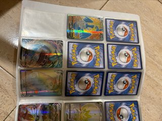 Álbum Pokémon con 20 o 30 cartas aproximadamente