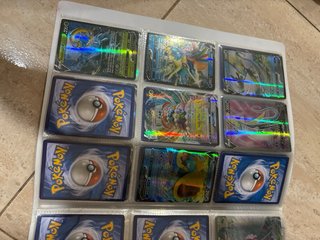 Álbum Pokémon con 20 o 30 cartas aproximadamente