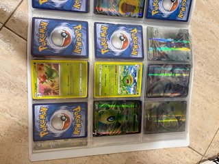 Álbum Pokémon con 20 o 30 cartas aproximadamente