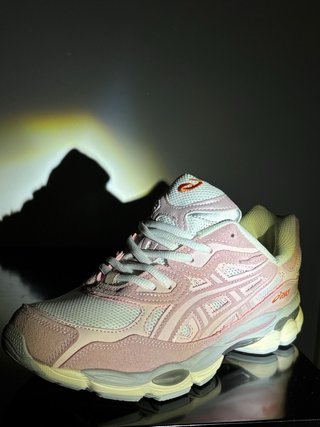 Zapatillas Asics rosas y blancas