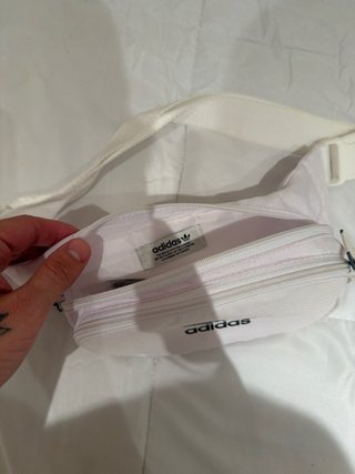 Riñonera Adidas rosa y blanca