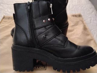 Botines negros con tachuelas y cremallera