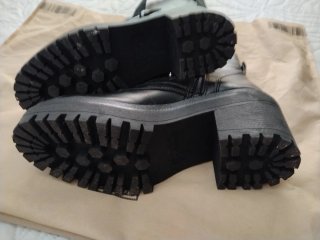 Botines negros con tachuelas y cremallera