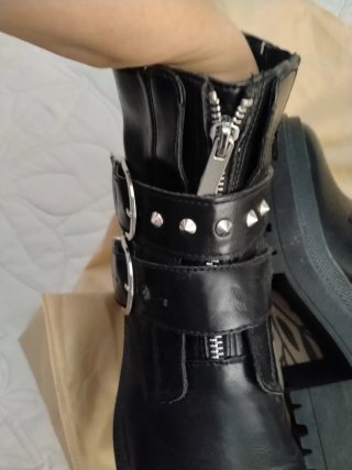 Botines negros con tachuelas y cremallera