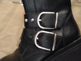Botines negros con tachuelas y cremallera