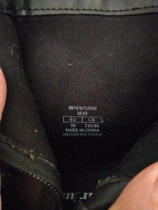 Botines negros con tachuelas y cremallera
