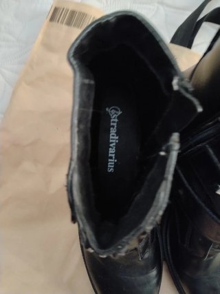Botines negros con tachuelas y cremallera