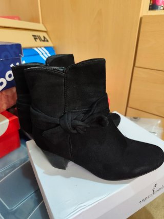 Botines negros con lazo No son de marca