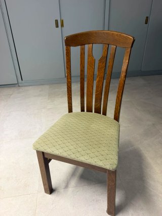 Silla de roble con asiento de tela