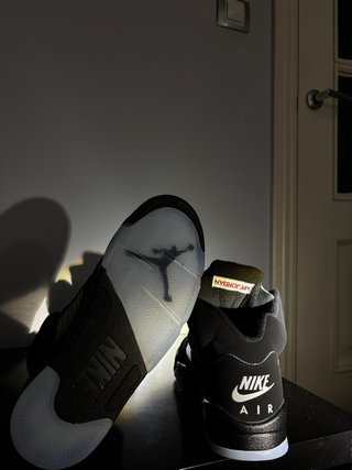 Zapatillas Jordan Hombre Negras y detalles blancos