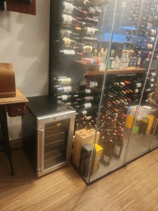 Vinoteca pequeña plateada