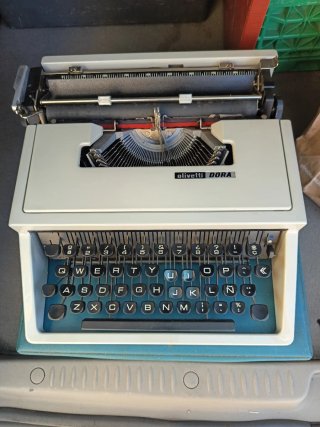 Máquina de escribir Olivetti DORA