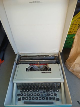 Máquina de escribir Olivetti DORA
