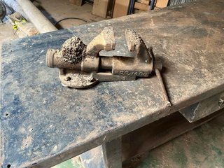 Mesa de soldar metálica con tornillo Irimo