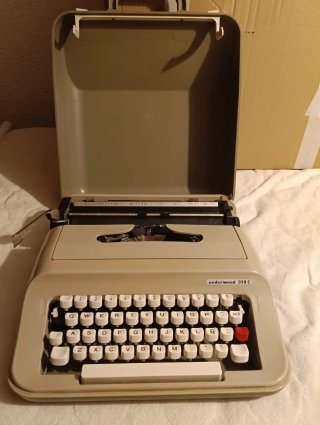 Máquina de escribir Underwood 319 E