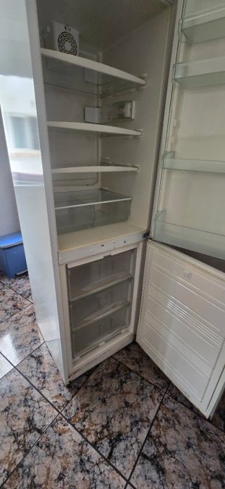 Nevera Blanca Liebherr con motor de frío averiado.