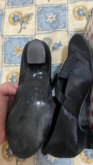 Zapatos de niña con tacón y hebilla dorada