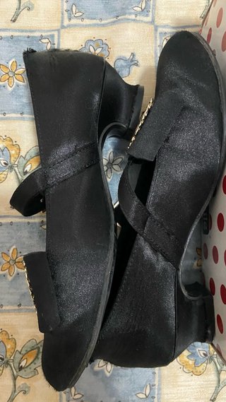 Zapatos de niña con tacón y hebilla dorada