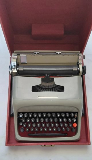 Máquina de escribir Olivetti Studio 44