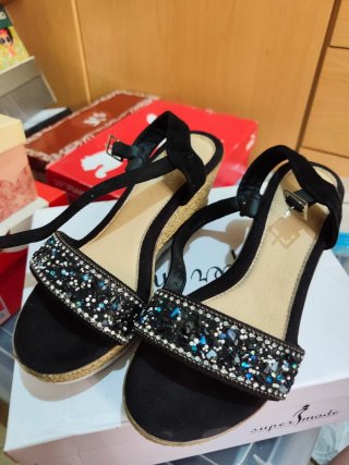 Sandalias cuña negras con pedrería