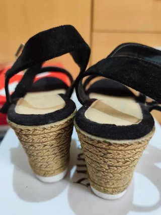 Sandalias cuña negras con pedrería