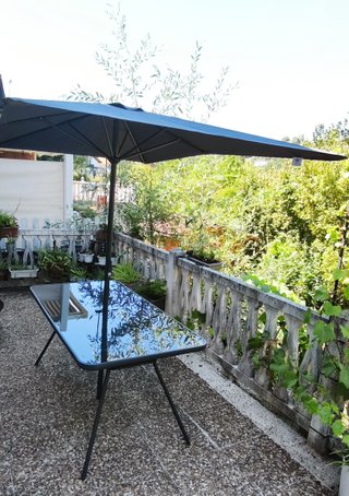 Mesa de terraza con sombrilla
