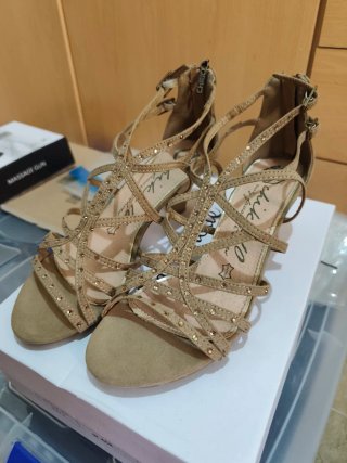 Sandalias de cuña beige y doradas