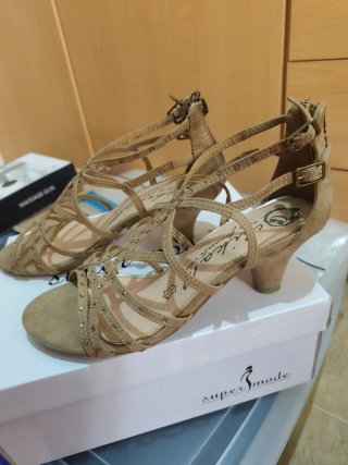 Sandalias de cuña beige y doradas