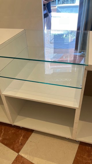 Mueble mostrador blanco y cristal para exihibir