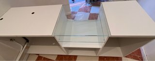 Mueble mostrador blanco y cristal para exihibir