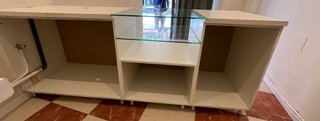 Mueble mostrador blanco y cristal para exihibir