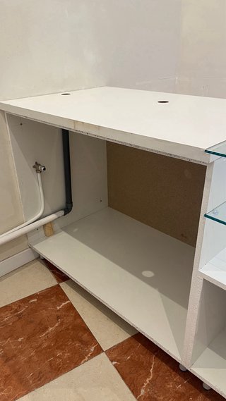 Mueble mostrador blanco y cristal para exihibir