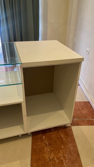 Mueble mostrador blanco y cristal para exihibir