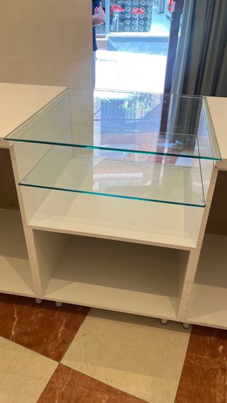 Mueble mostrador blanco y cristal para exihibir