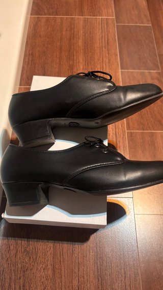 Zapatos regionales para jotas, manchegas.