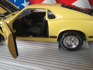 1/18 MODELLO FORD MUSTANG BOSS 302 NO BURAGO