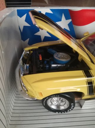 1/18 MODELLO FORD MUSTANG BOSS 302 NO BURAGO