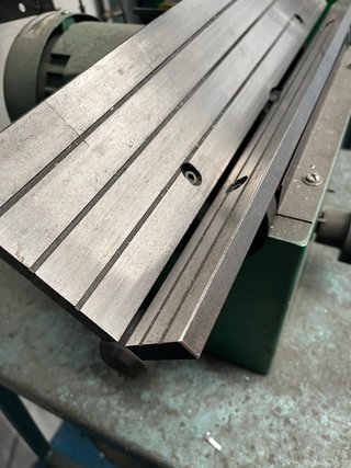 Canteadora de piezas metálicas