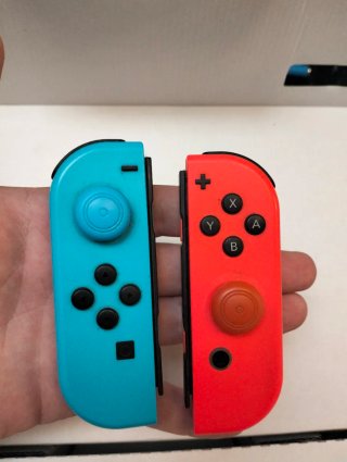 Nintendo Switch Azul/Rojo + Mandos Pokémon/Mimikyu