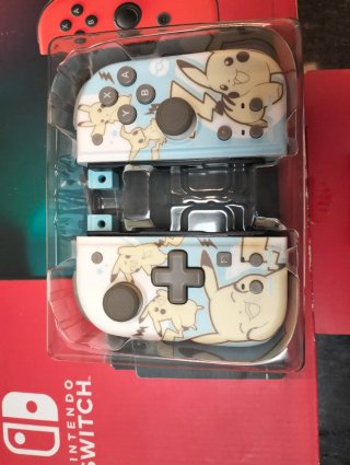 Nintendo Switch Azul/Rojo + Mandos Pokémon/Mimikyu