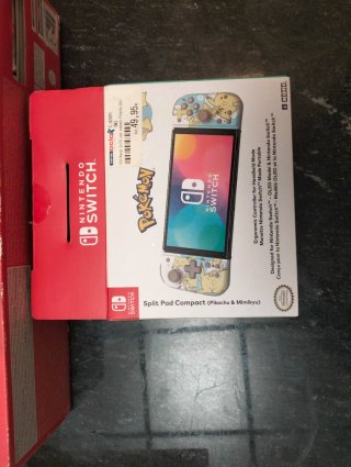 Nintendo Switch Azul/Rojo + Mandos Pokémon/Mimikyu