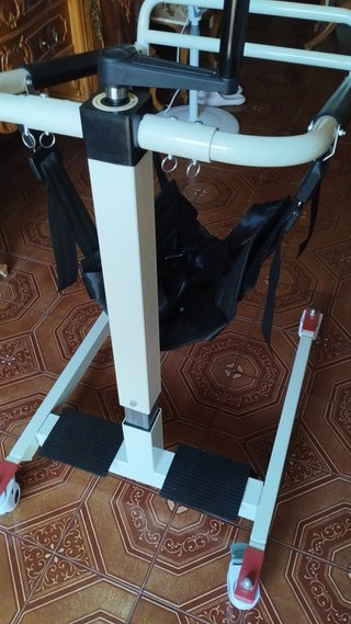 Grúa elevadora para pacientes multifuncional