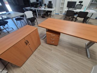Mesa, armario y cajonera de oficina.