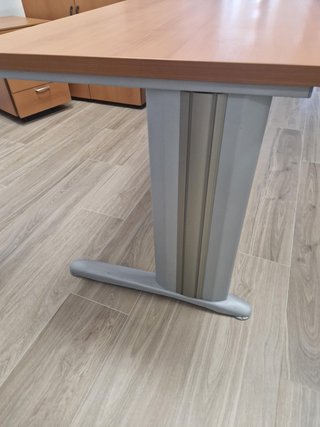 Mesa, armario y cajonera de oficina.