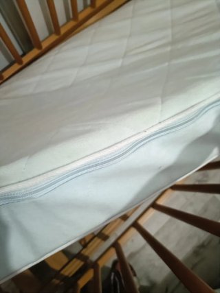 Cuna de madera con colchón
