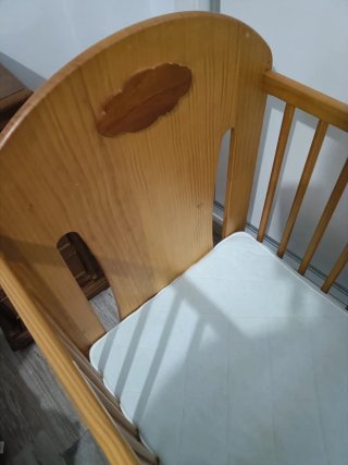 Cuna de madera con colchón