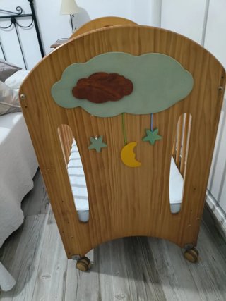 Cuna de madera con colchón