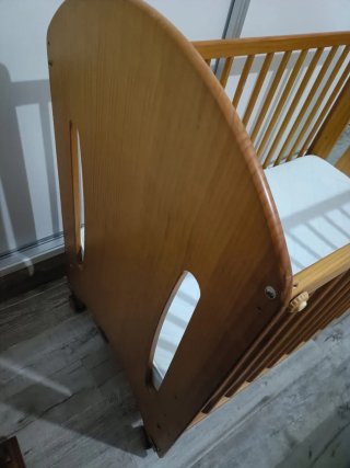 Cuna de madera con colchón